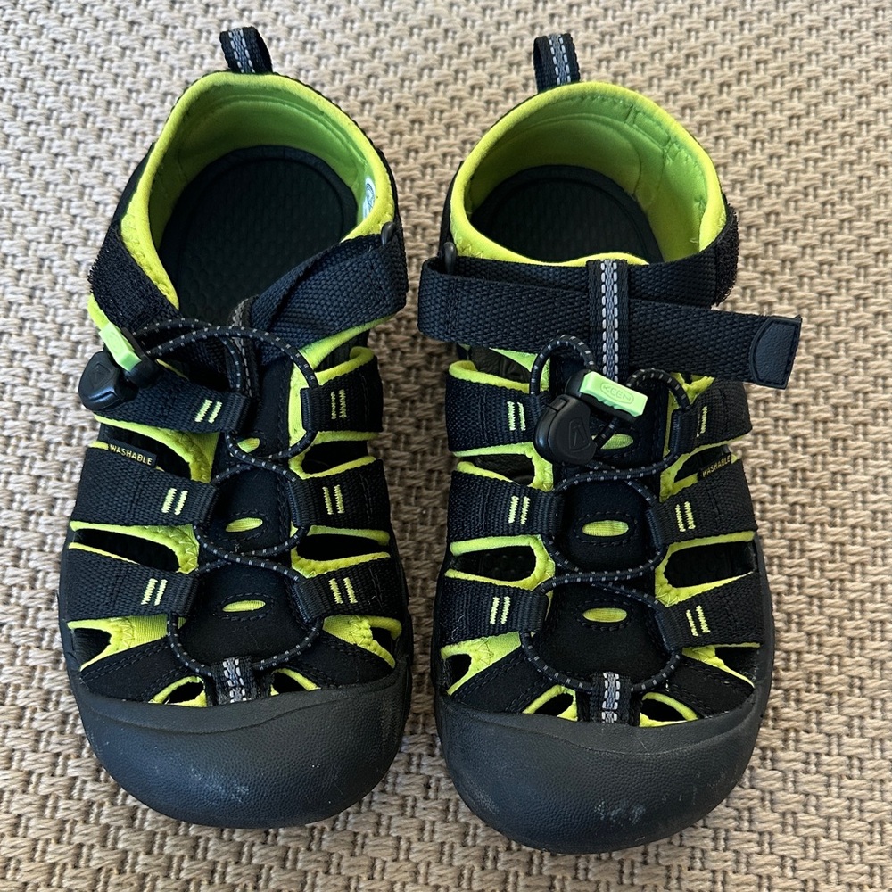 Keen Newport Black and Green Outdoor Sandals. Size 4 (Big Kid)